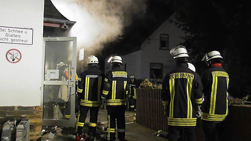 Fotos und Video: Montis Einsatzfahrten Brennende Schule – Wehren üben den Ernstfall